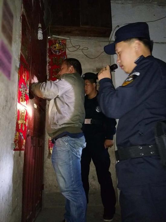 淮北粗心妈妈误将幼女锁家中 民警全城寻开锁师傅开门